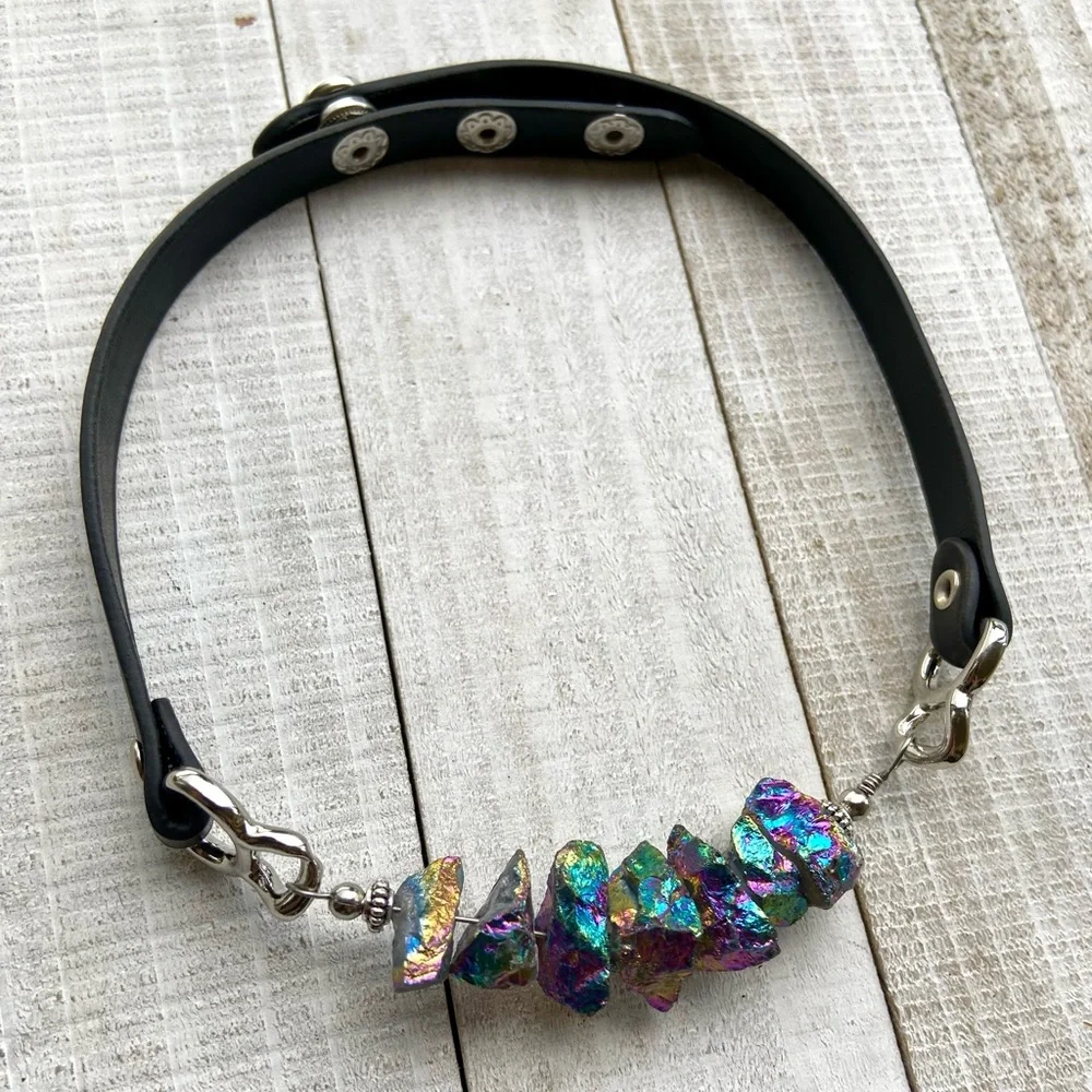 Druzy quartz choker . Rainbow iridescent druzy crystal quartz leather choker - Picture 3 of 12
